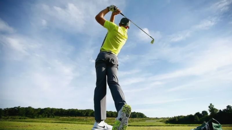 Khởi động là một trong những bước tự học đánh golf đúng kỹ thuật