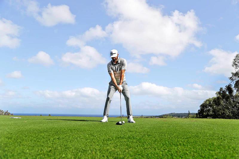 Golfer giữ cho tay thoải mái, không gồng tay quá mức