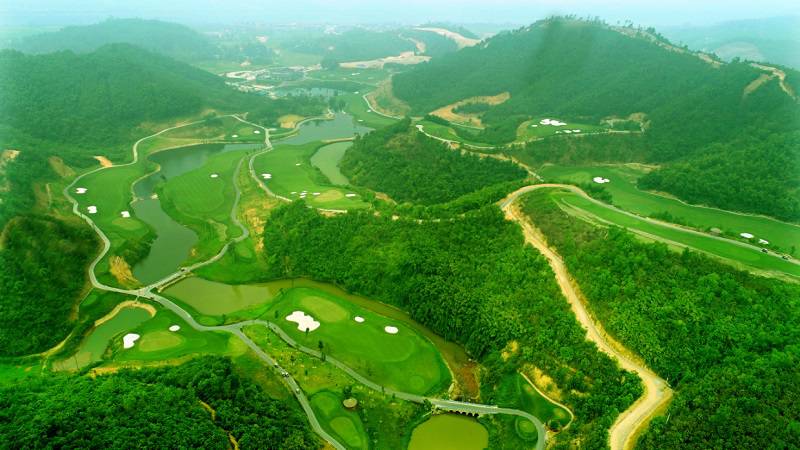 Cảnh quan sân golf được phủ xanh, hòa hợp với thiên nhiên