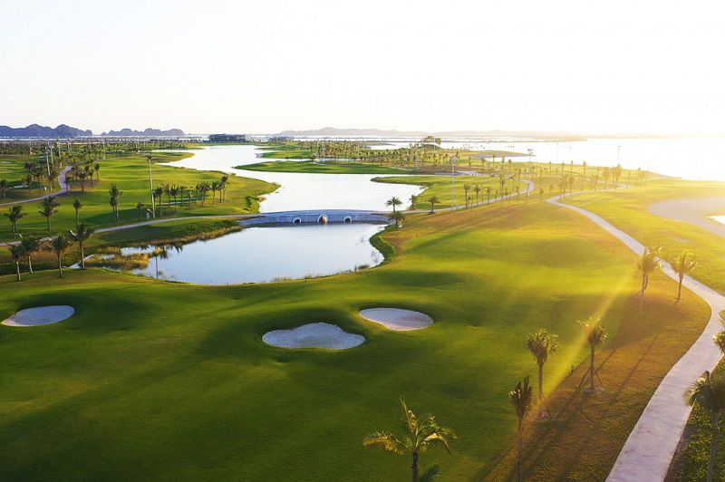 Sân golf Tuần Châu Hạ Long tọa lạc tại vị trí địa lý thuận lợi