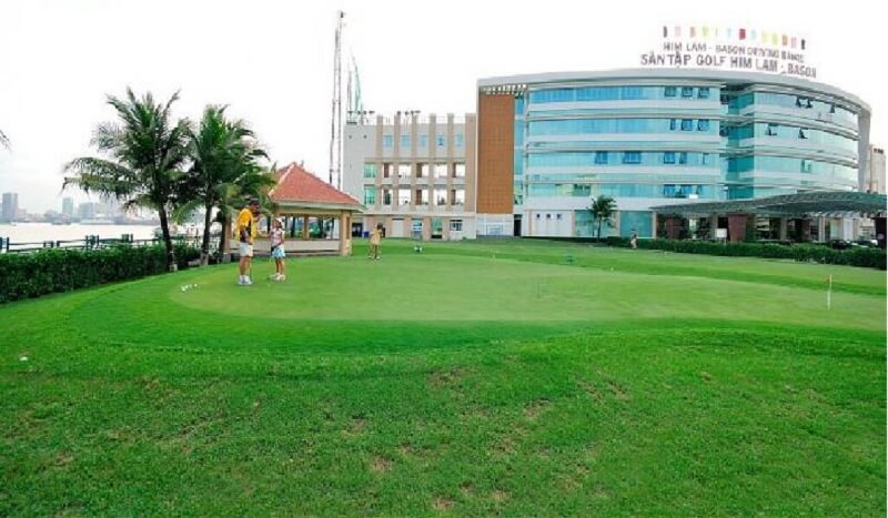 Sân Him Lam thu hút hàng trăm golfer mỗi tháng