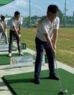 Học chơi golf tại sân gôn Mekong