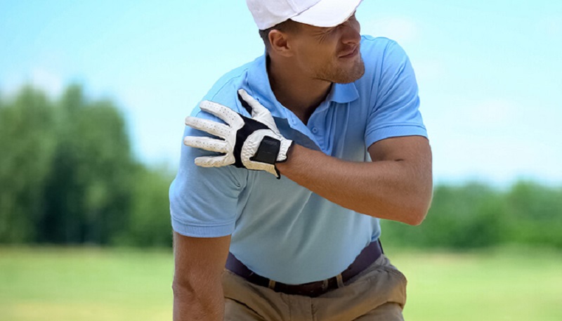 Tập golf khiến nhiều golf thủ đau vai