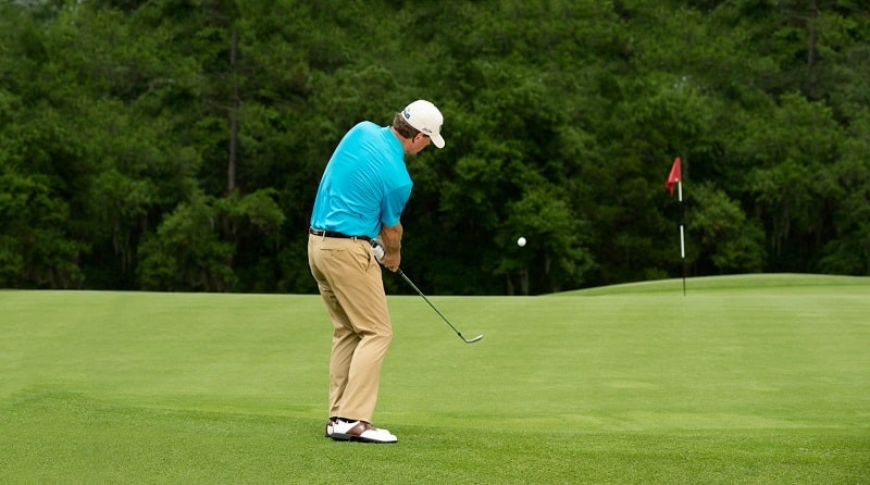 Golfer đánh golf với tần xuất dày đặc sẽ có thể khiến đau 