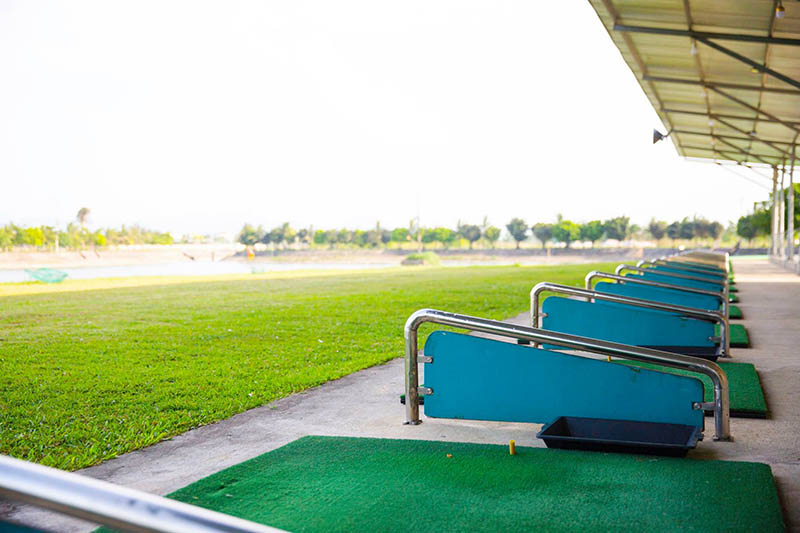 Không gian thoáng đãng, hòa mình vào thiên nhiên và phần cỏ mềm mại cho golfer cảm giác tập luyện, thư giãn tuyệt đối khi trên sân