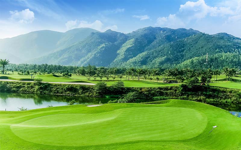 Sân golf Diamond Bay Nha Trang mang thiết kế hiện đại 