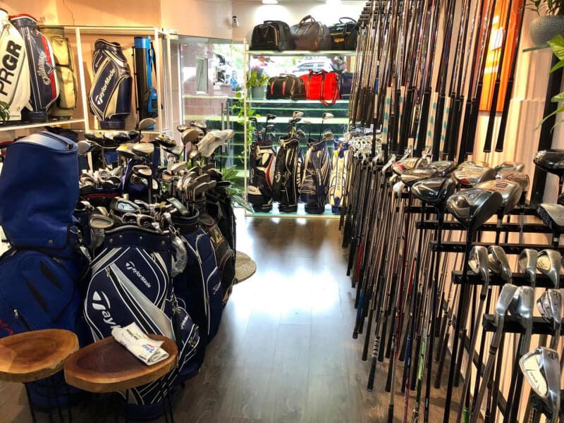 Một góc trưng bày các sản phẩm gậy cũ tại GolfShopping