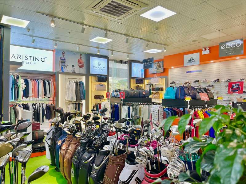 Golfer nên mua gậy golf ở những cửa hàng có quy mô lớn