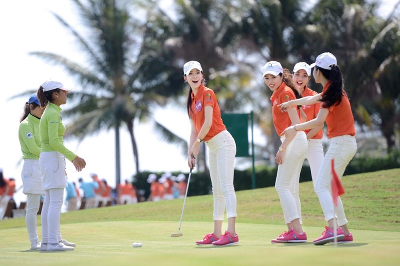 Golfer nữ nên lựa chọn những chiếc áo gọn gàng khi lên sân