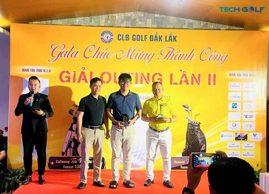 Các golfer dành cúp trong giải outing lần II của CLB golf Đăk Lăk