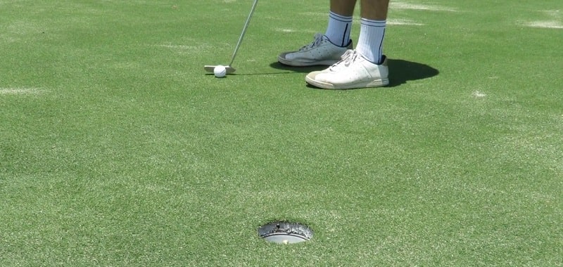 Xác định đúng khoảng cách từ bóng tới hố sẽ giúp golfer tìm được hướng để đưa bóng vào golf dễ dàng