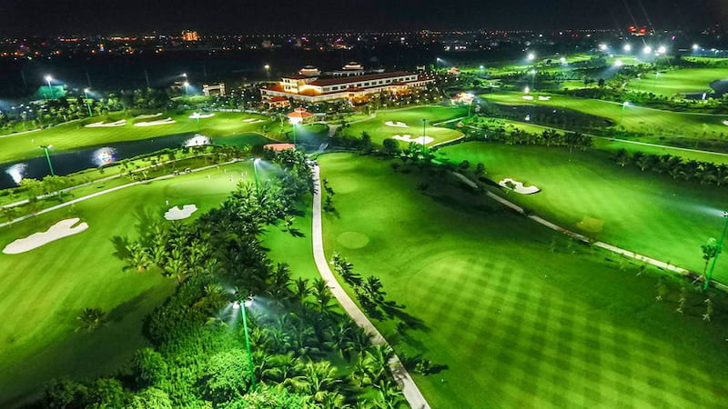 Sâm golf Long Biên được chia thành 3 sân golf, mỗi sân gồm 9 hố