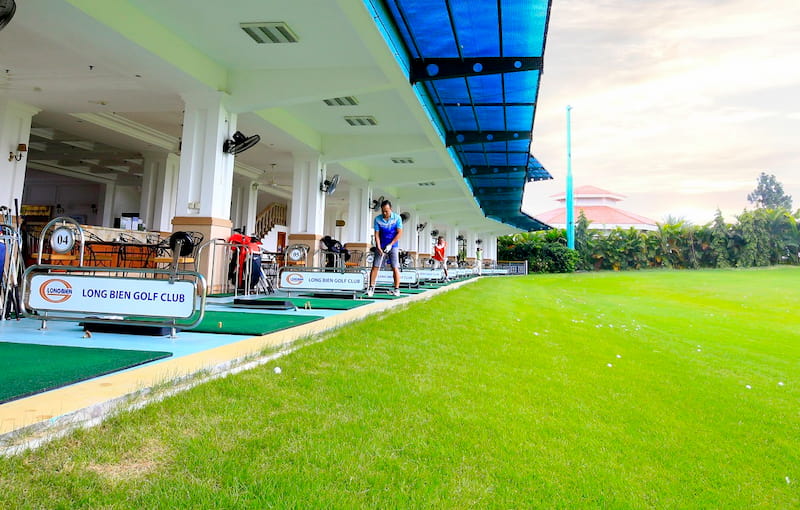 Sân tập golf Long Biên với nhiều làn đánh bóng, phục vụ nhiều golfer cùng lúc