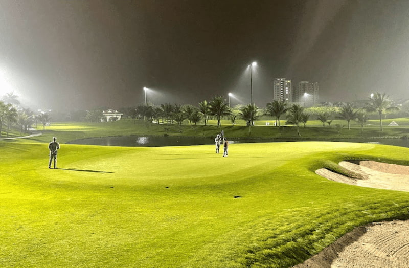 Sân golf trang bị hệ thống chiếu sáng để golfer có thể chơi bóng cả khi buổi tối