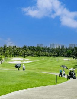 Sân golf Long Biên có diện tích rộng lớn