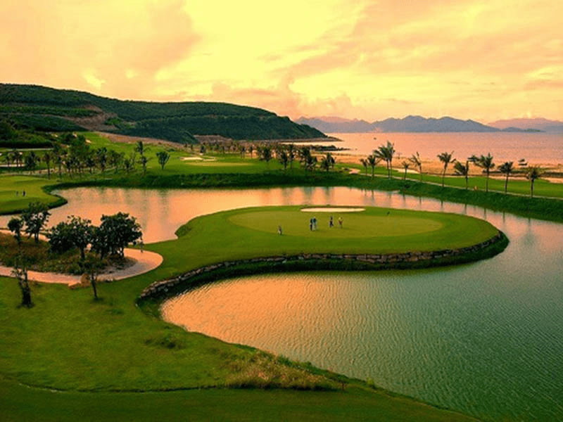Sân golf Long Biên có mức giá hợp lý, phù hợp với nhiều golfer