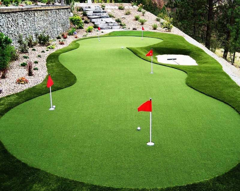 Sân golf mini là mô hình thu nhỏ của sân golf thật và được lắp ngay tại khuôn viên của gia đình