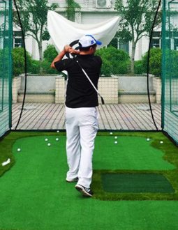Sân golf mini được trang bị khung chắn bóng và thảm swing để bóng bay đúng quỹ đạo