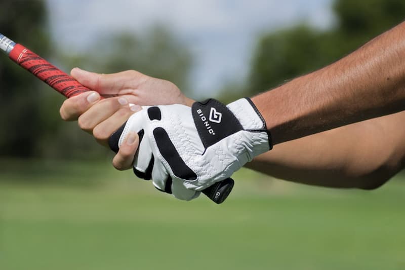 Găng tay golf sẽ giúp golfer cầm nắm gậy chắc chắn hơn