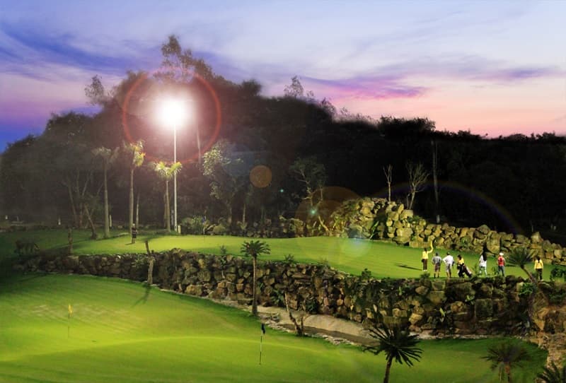Sân golf được trang bị thống đèn sáng hiện đại