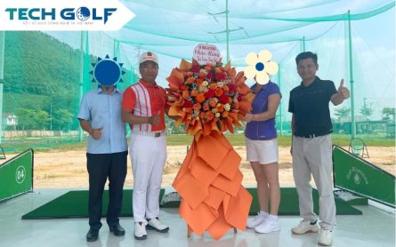 Giám đốc Techgolf chúc mừng khai trương sân tập golf Thanh Sơn Riverside