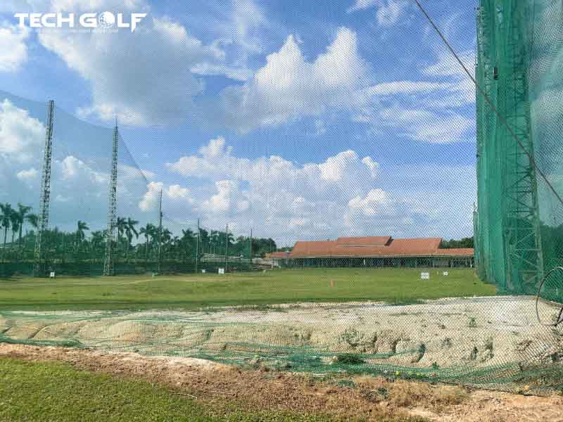 Không gian sân tập hiện đại, đầy đủ tính năng để golfer luyện tập