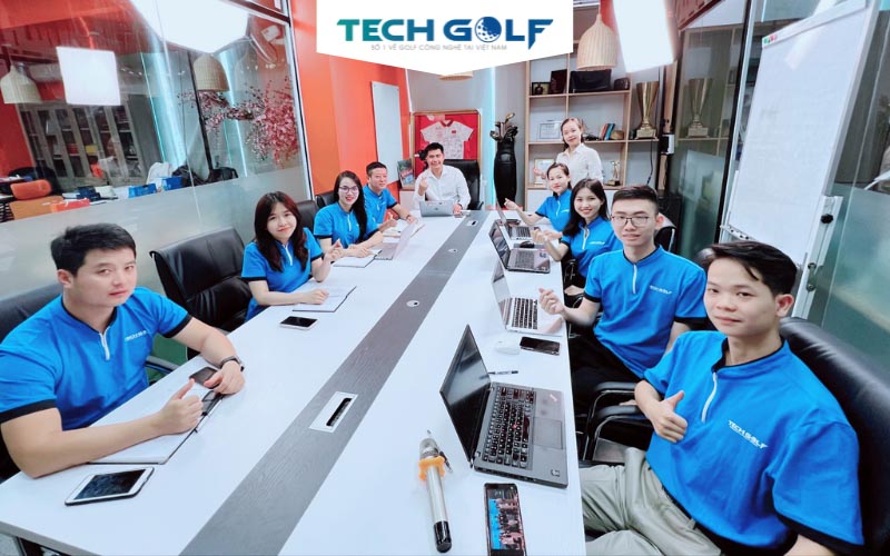 Chị Quỳnh Trang và anh Tuấn Anh đào tạo về kiến thức ngành và kỹ năng tư vấn sản phẩm golf công nghệ