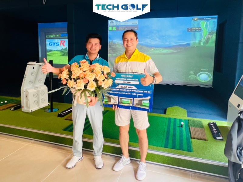 Giám đốc Nguyễn Tiến Dũng bàn giao dự án phòng golf 3D GTS cho Mr. Nam