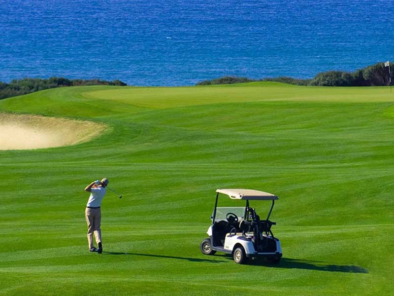 Golfer có thể liên hệ với hotline của sân golf để đặt sân trực tiếp 