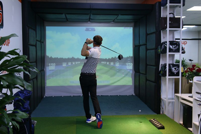 Khách hàng trải nghiệm phòng golf 3D tại Techgolf