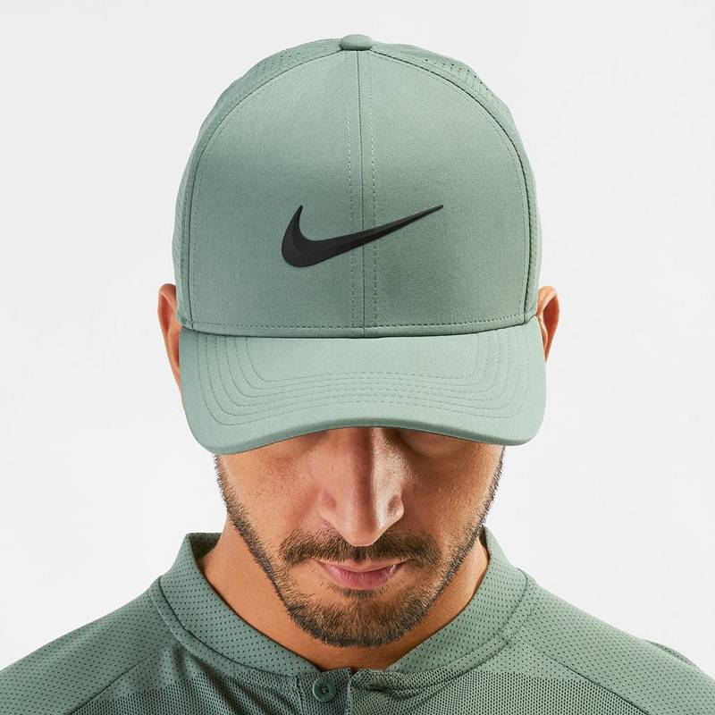 Mũ golf của thương hiệu Nike luôn thu hút golfer nhờ sự bền bỉ thiết kế đẹp mắt