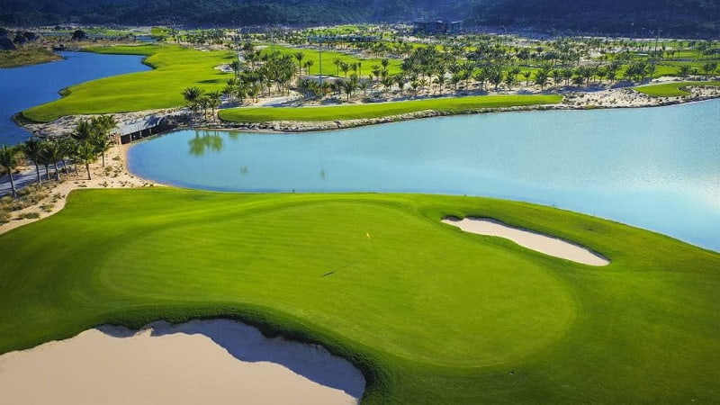 Sân golf Bình Tiên được thiết kế với 18 lỗ ven biển tuyệt đẹp