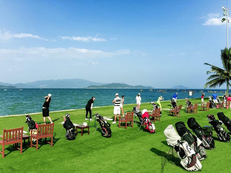Sân golf có view biển tuyệt đẹp, golfer vừa được chơi golf vừa tận hưởng cảnh quan thơ mộng