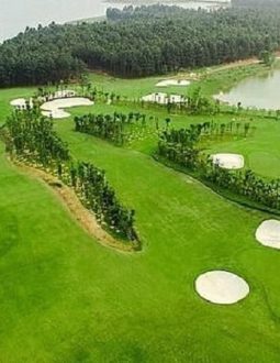 Sân golf được thiết kế với 36 lỗ tiêu chuẩn, ấn tượng
