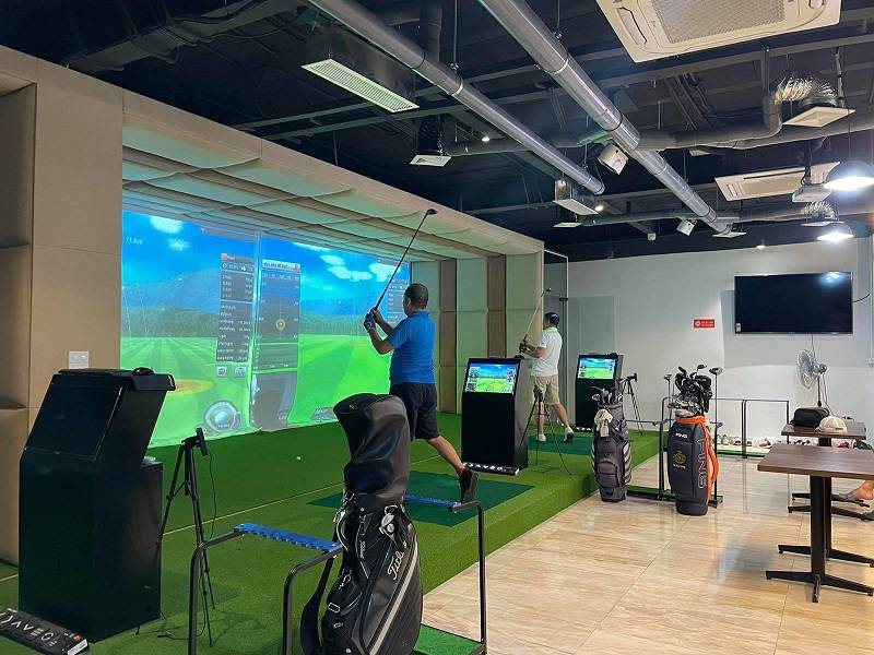 Golfer sẽ được tư vấn về các phần mềm trong phòng golf 3D