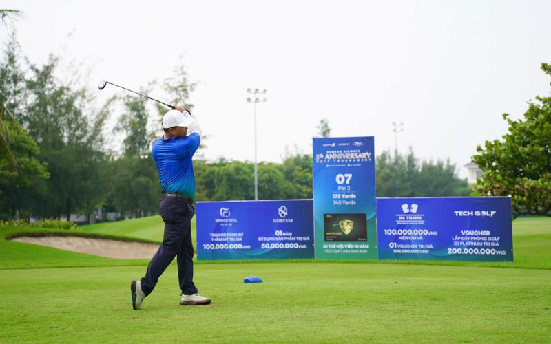 Cú swing đẹp mắt của golfer trong giải Bamboo 5th Anniversary