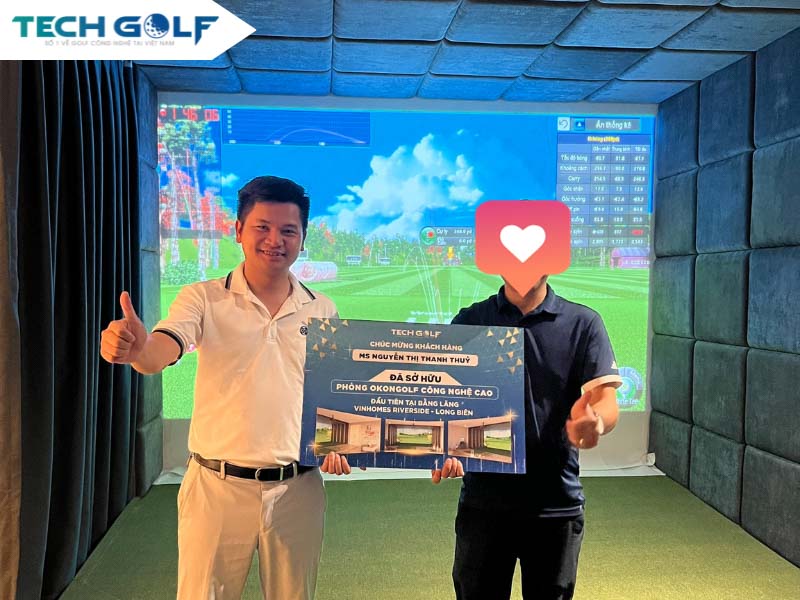 Giám đốc Nguyễn Tiến Dũng bàn giao dự án phòng golf 3D cho gia đình chị Thủy