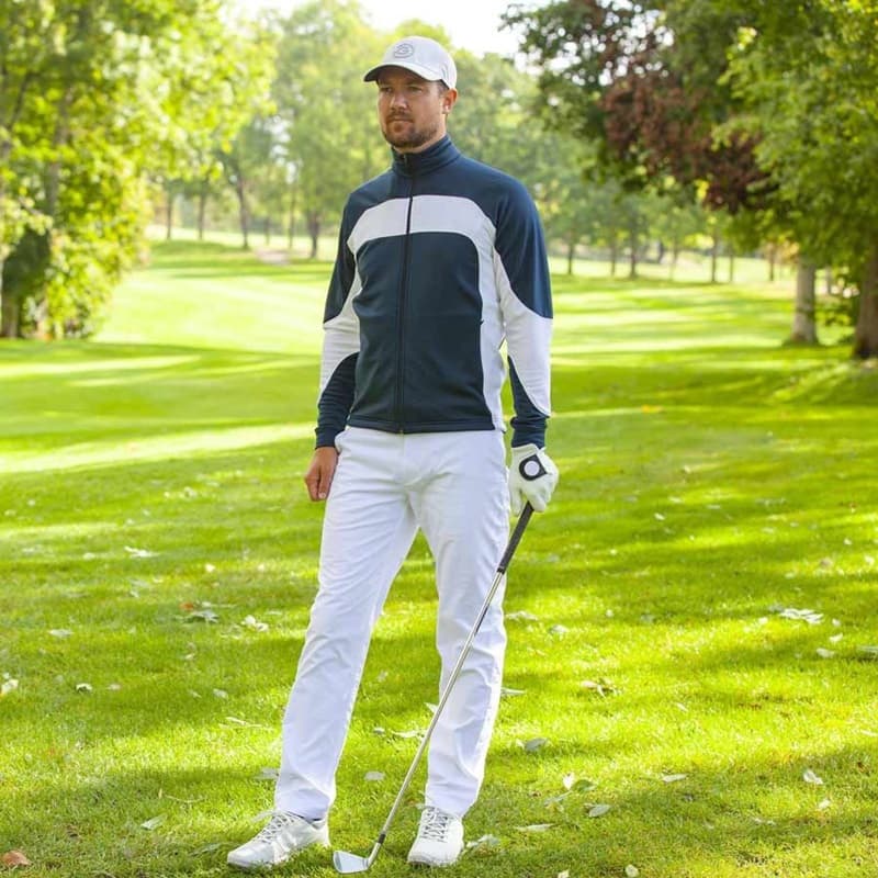 Áo khoác golf là một trong những món đồ mà không thể thiếu của golfer
