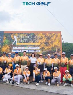 Các golfer hào hứng tham dự giải golf Trang An Autumn Tournament 2023