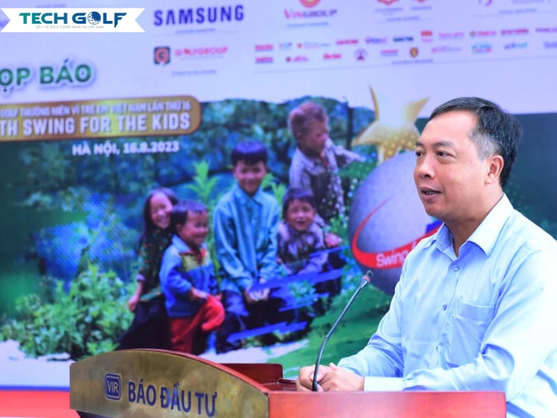 Tổng biên tập Báo Đầu tư Lê Trọng Minh phát biểu tại họp báo khởi động giải golf Swing for the Kids