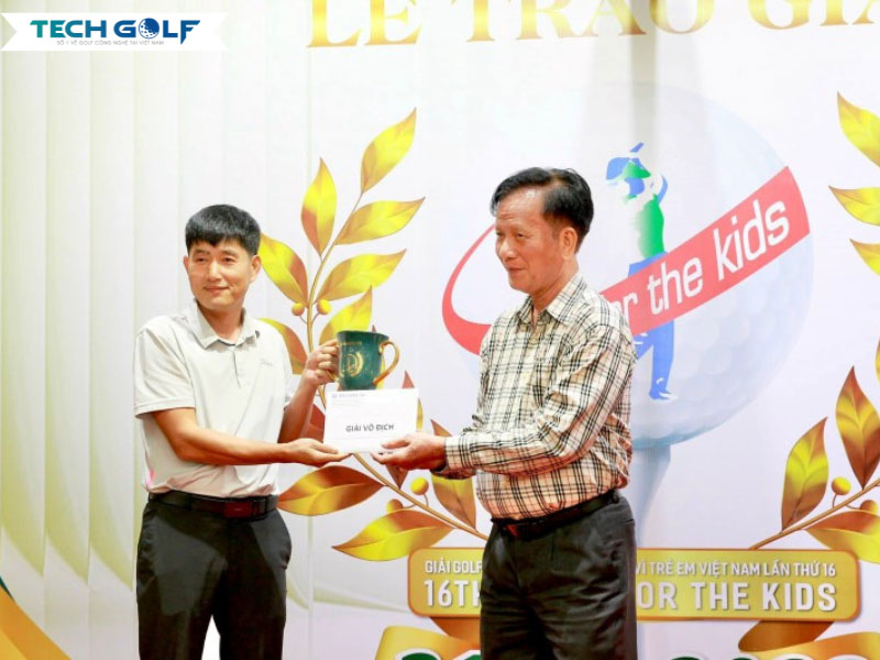 BTC giải Swing for the Kids trao cúp vô địch cho golfer Nguyễn Thanh Hà
