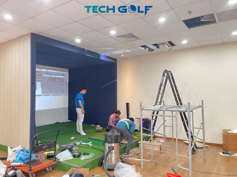 Các kỹ sư Techgolf lắp đặt hệ thống Auto tee cho phòng golf 3D Okongolf