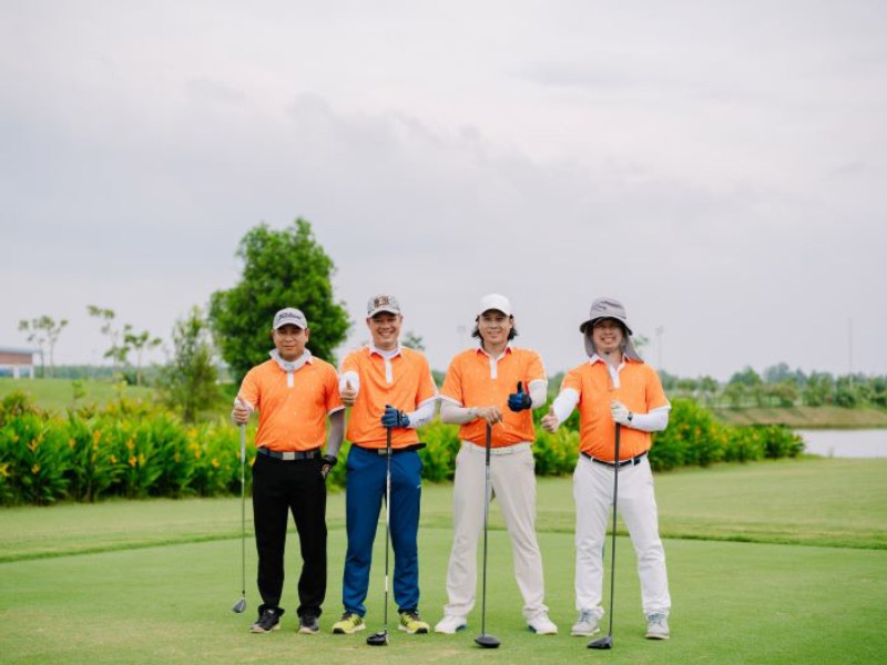 Các golfer tham gia giải golf tri ân người lái đò ngành golf