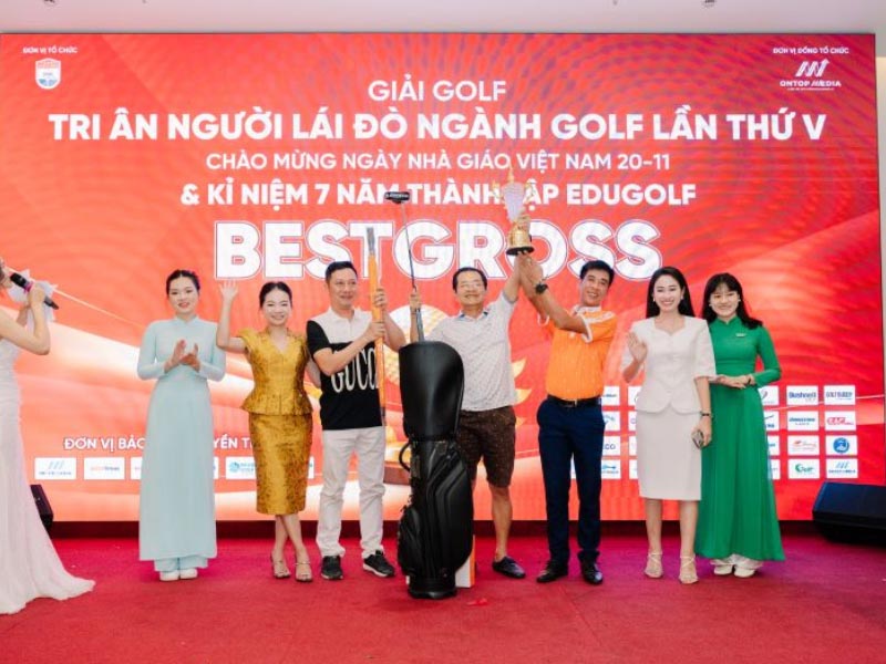 Golfer Lê Hồng Sơn xuất sắc dành cúp vô địch giải golf Tri ân Người Lái Đò Ngành Golf