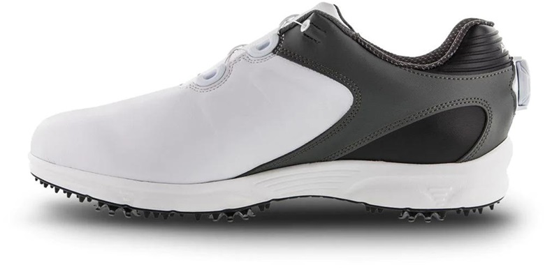 Mẫu giày có màu đen - trắng đơn giản nhưng vẫn giúp golfer nổi bật trên sân cỏ