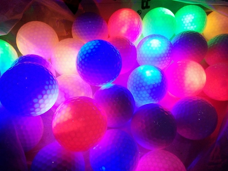 Bóng golf phát sáng hay còn được gọi là bóng golf dạ quang