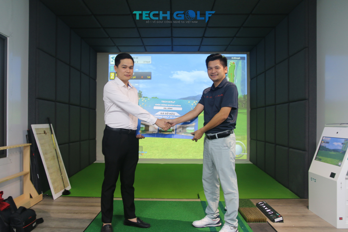 Giám đốc Nguyễn Tiến Dũng bàn giao phòng golf 3D cho Mr. Đĩnh, đại diện Bệnh viện Quốc tế Thái Nguyên