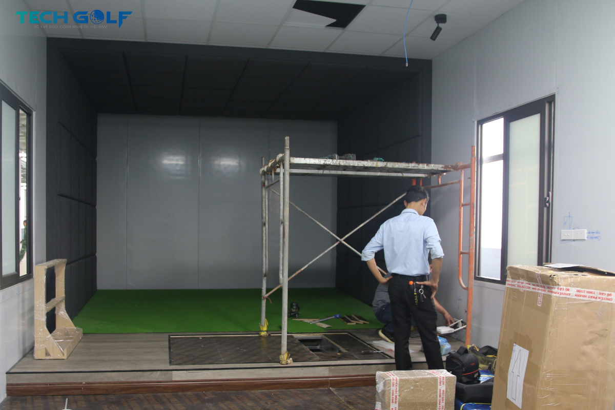 Đội ngũ kỹ sư thi công phần khung và mặt sàn của phòng golf 3D