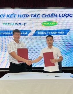 Giám đốc Techgolf ký kết hợp tác với Giám đốc công ty Sơn Việt