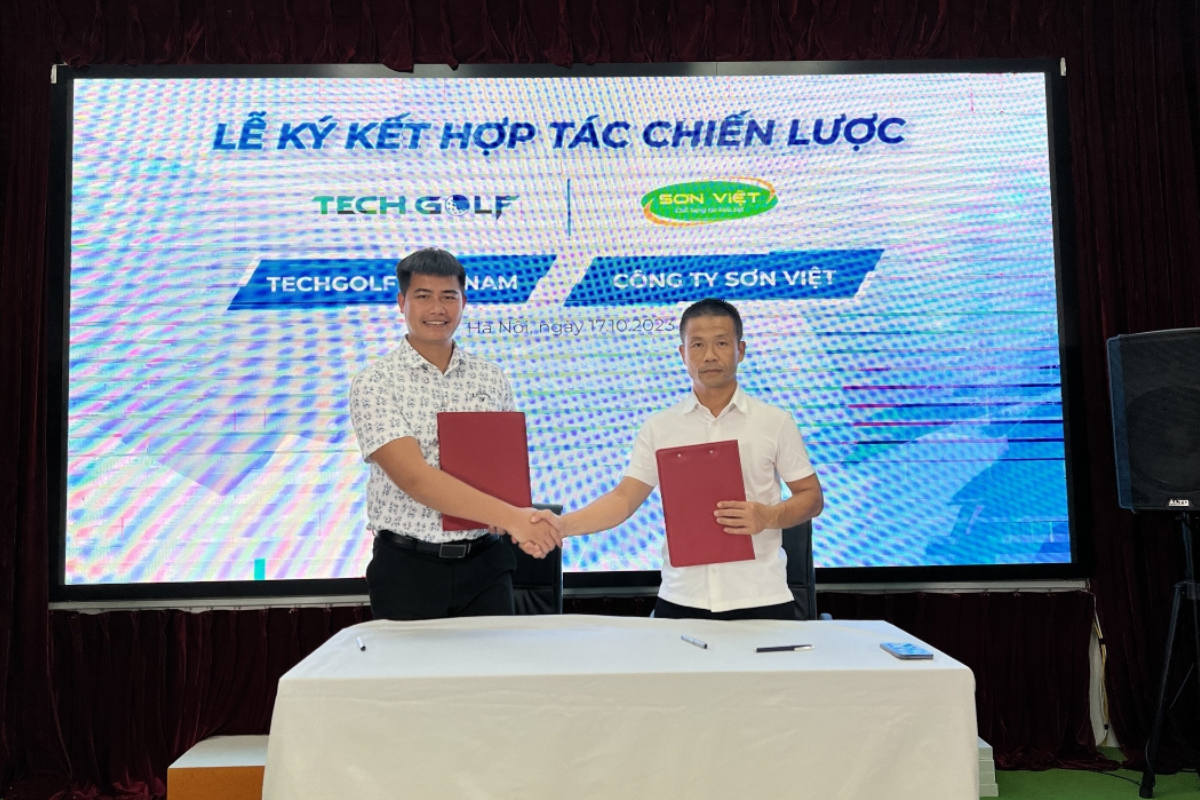 Giám đốc Techgolf ký kết hợp tác với Giám đốc công ty Sơn Việt